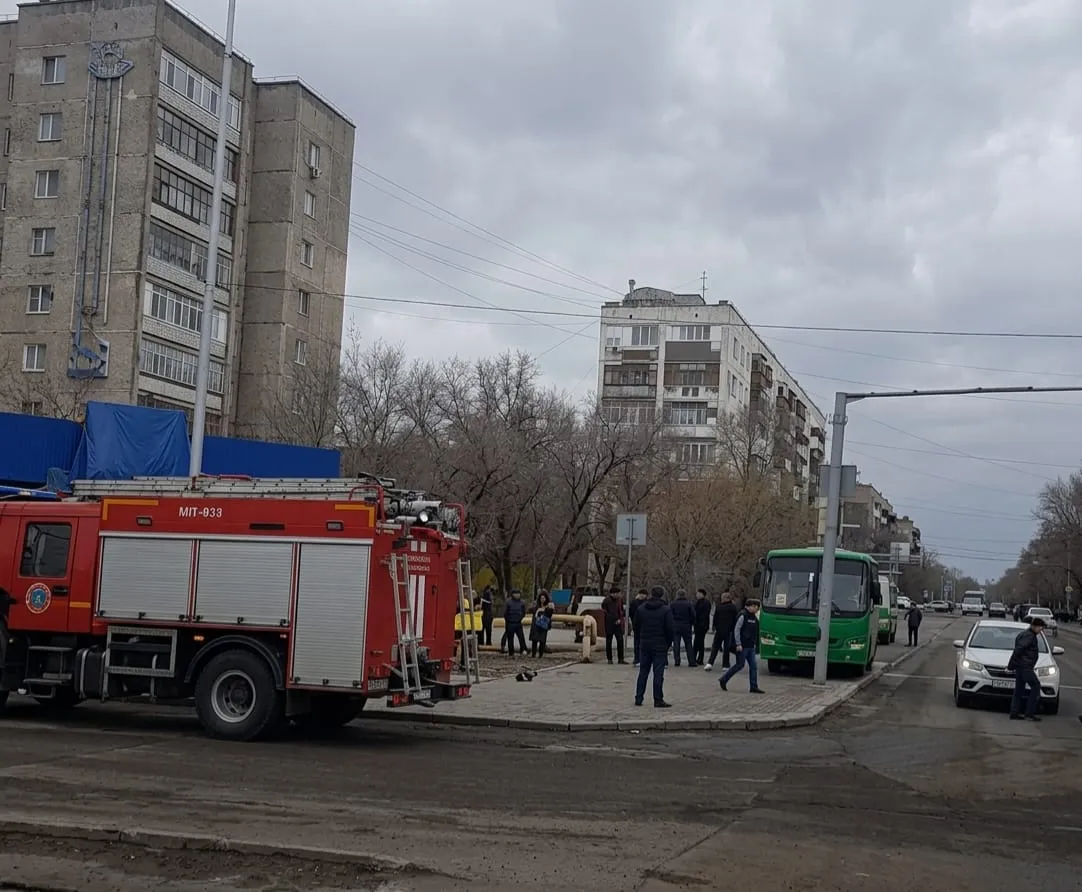 В Темиртау автобус врезался в опору светофора: пострадали пассажиры