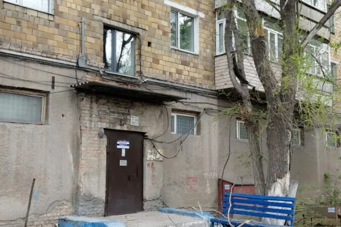 Ветры раскачивают деревья в Казахстане