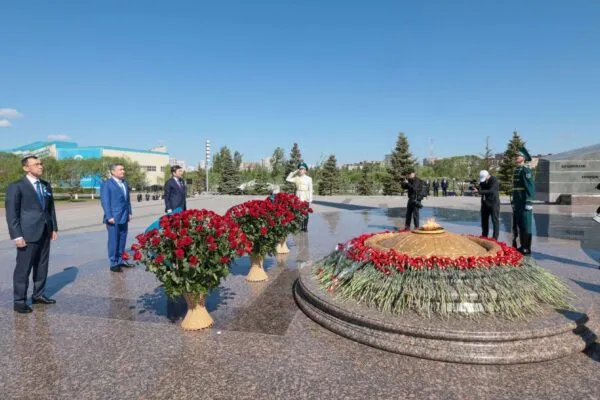 Олжас Бектенов, Маулен Ашимбаев и Ерлан Кошанов почтили память погибших в годы войны