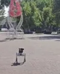 Полицейская «робот-собака» демонстрирует свои возможности в Центральном парке Караганды