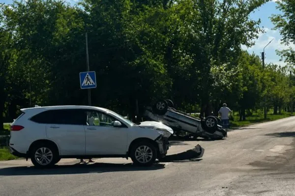 Автомобиль перевернулся после столкновения в Темиртау