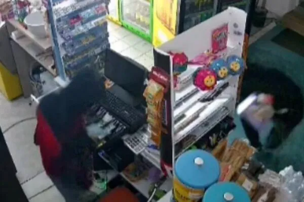 Камеры помогли полиции раскрыть кражу из магазина в Караганде