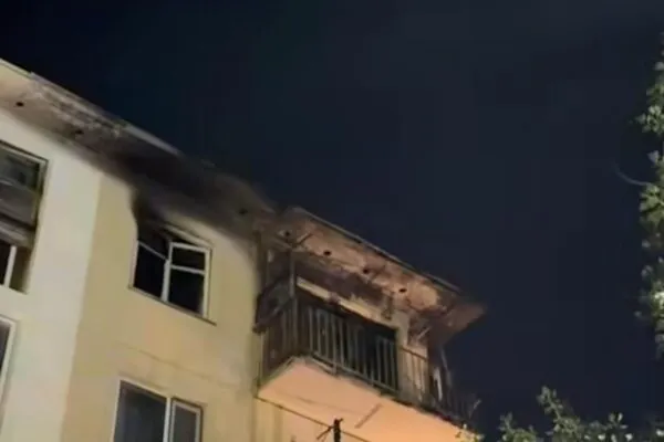Пожар в Балхаше: спасатели не дали огню перекинуться на соседей