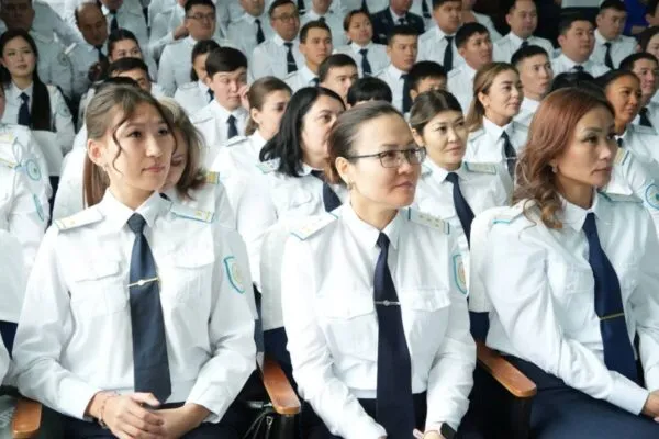 В Карагандинской области наградили отличившихся сотрудников полиции